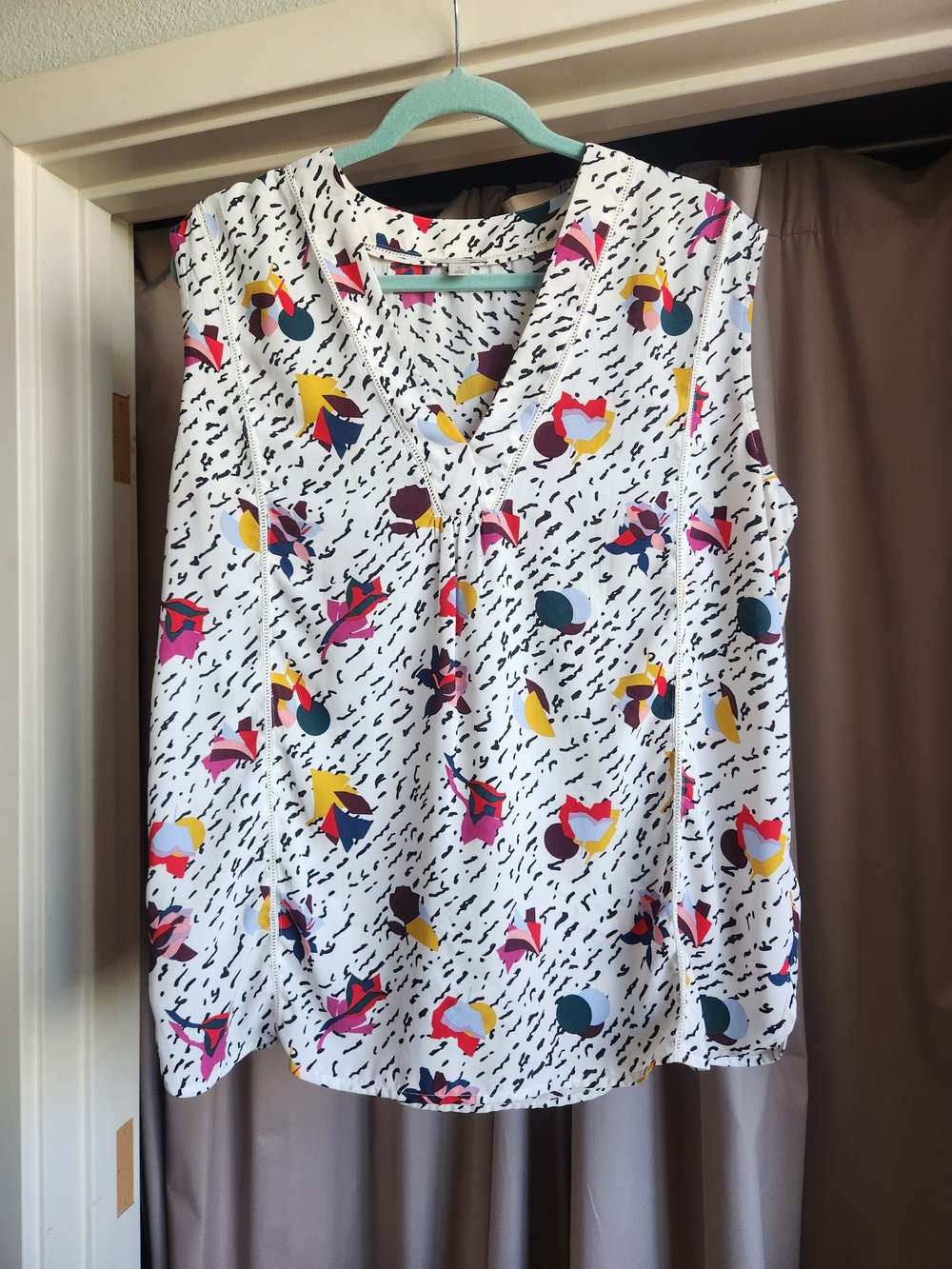 Sleeveless V-Neck Printed Women's Blouse - White with Pink & Yellow Accents